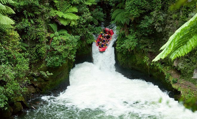 Je hoeft geen bungee springen te proberen als je het niet wilt, maar waarom probeer je niet raften. Afhankelijk van uw niveau worden de rivieren min of meer snel aangeboden. Als u koude rillingen wilt hebben, zijn er indrukwekkende watervallen als een team gekruist.