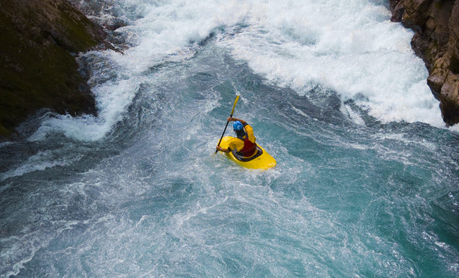 Se cadete nell'acqua durante una rafting in Nuova Zelanda, sarete preparati da un monitor che ti segue con il kayak.