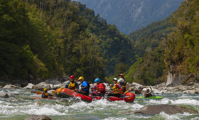 Le attività sono innumerevoli in Nuova Zelanda, ma se ti piace lo sport di squadra e le sfide allora devi scegliere rafting.