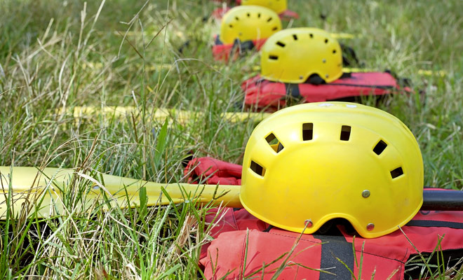 Ogni partecipante di un viaggio di rafting riceverà la sua giubbotto di salvataggio, il casco e la pagaia. Naturalmente, le spiegazioni saranno fornite per regolare correttamente l'apparecchiatura.