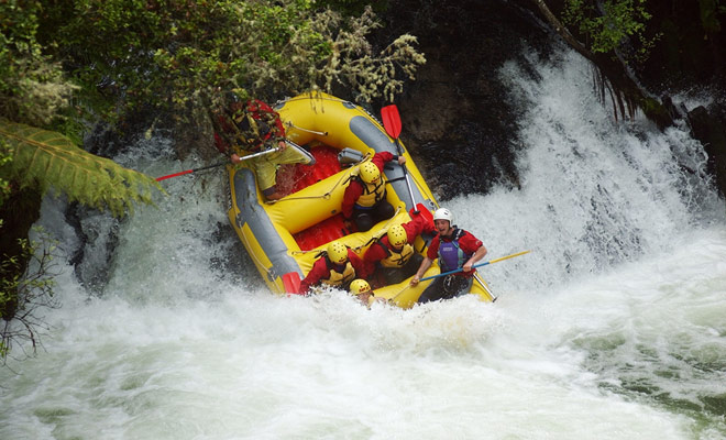 Rafting è un must-do in Nuova Zelanda, perché il terreno vulcanico ha dato luogo a fiumi e rapide o cascate alternando per la gioia dei travi.