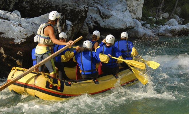 Il pericolo di rafting è correlato al tipo di fiume e al potere delle rapide. È per questo che indossiamo salvagenti, ma soprattutto caschi per proteggere la testa dagli urti contro le rocce.