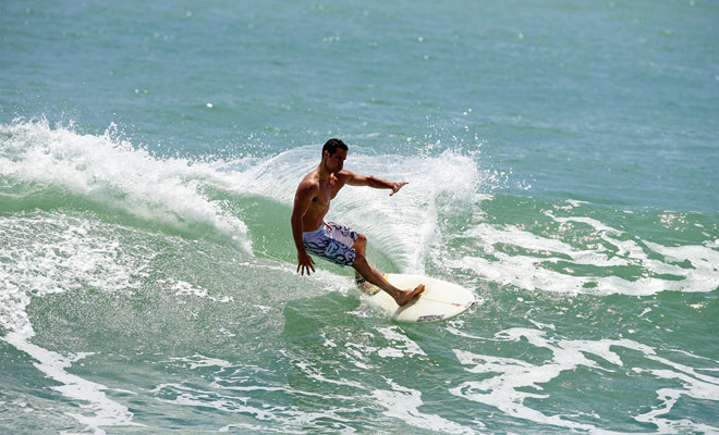 Als u tijdens uw verblijf alleen op één plaats hoeft te surfen, zou het op Raglan op het Noordelijk Eiland of bij Saint Clair (Dunedin) op het Zuidereiland moeten zijn. Maar er zijn honderden stranden in Nieuw-Zeeland en u wordt verwend voor uw keuze.