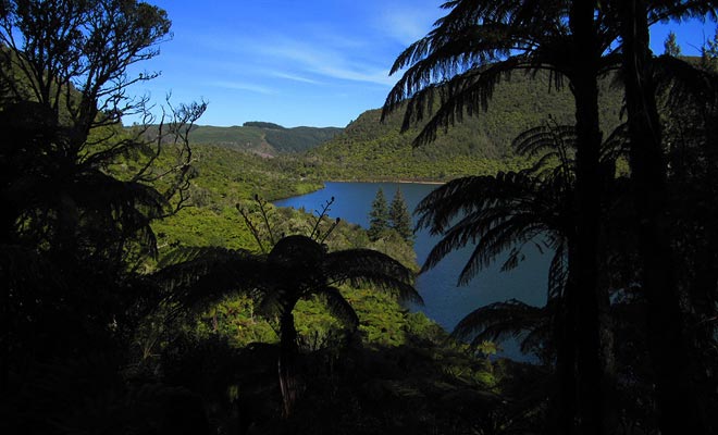 Lo sci nautico e il kayak sono due sport che possono essere praticati sul lago blu.