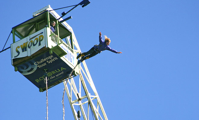 De Rotorua Agrodome is een vrijetijdsbasis die bungee jumping biedt. De sprong ontbreekt een beetje charme, maar het is het minst duur in Nieuw-Zeeland.