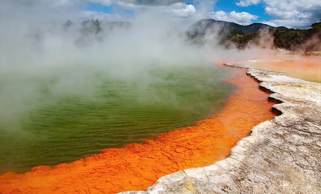 Champagne Pool is de belangrijkste attractie van het Wai-o-tapu geothermische park. Bubbels gas bereiken het oppervlak van een brandend water dat met arseen wordt geladen.