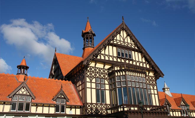 Il Museo di Rotorua propone film che ripercorrono la storia degli antichi Maori. Quanto alle opere esposte (e che purtroppo non possono essere filmate), sono di notevole finezza.