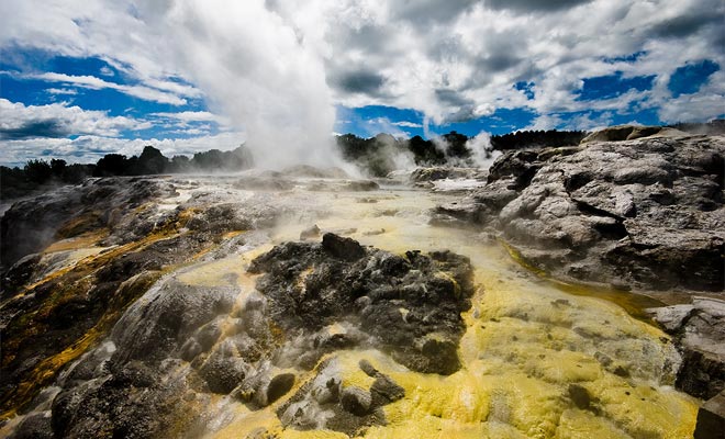 L'attività geotermica crea numerosi geyser e un vapore con zolfo si sta diffondendo in molti luoghi. Alcuni paesaggi danno l'impressione di esplorare un altro pianeta.