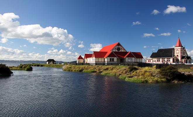 De Tamaekapua marae kan gratis bezocht worden in de buurt van Lake Rotorua.