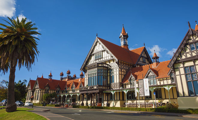 Il Museo di Rotorua, costruito nello stile Tudor, è diventato un'icona della Nuova Zelanda, insieme alla Torre Sky di Auckland o al Mitre del Milford Sound.