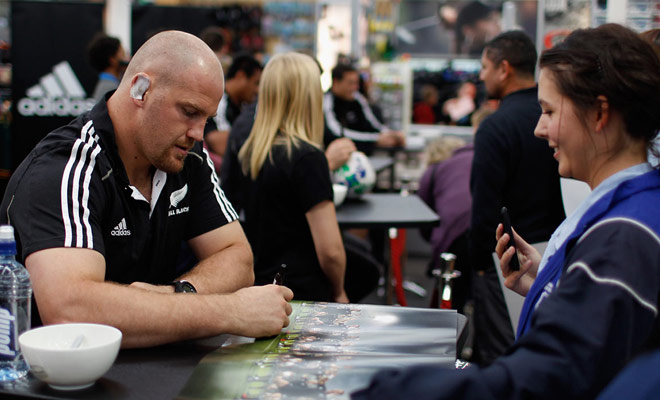 All Black players cultiveren nabijheid met hun supporters en geven autografen een glimlach, voor of na de wedstrijden, ongeacht het resultaat.