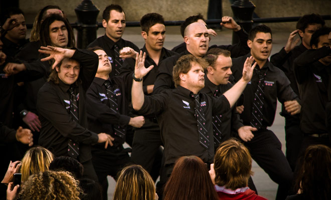 Haka wordt zo vroeg als de kleuterschool in Nieuw-Zeeland geleerd en is een integraal onderdeel van de cultuur van het land. De Haka is niet het exclusieve domein van Rugby alleen, maar van alle sportteams en zelfs de fans weten ook hoe het met briljantheid wordt uitgevoerd.