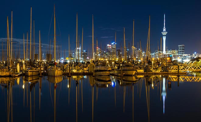 La vela è uno degli sport insegnati ai bambini a scuola. La maggior parte dei Kiwi sa come manovrare una barca a vela e molti posseggono una nave. Non ci sono più di 135.000 barche a vela in tutta la regione di Auckland.