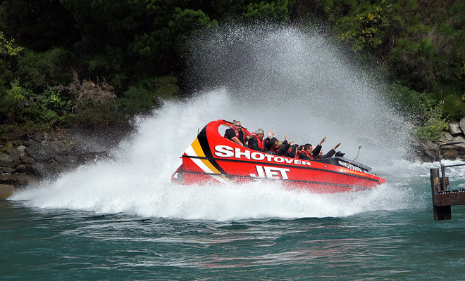 La barca a getto raggiunge l'80 km / h sull'acqua e il vento forte che soffia sui passeggeri toglierebbe i cappelli. D'altra parte, i passeggeri possono mantenere i loro bicchieri, ma si bagnano velocemente.