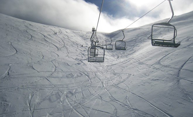 De meeste stations stoppen hun skiliften om 16 uur, maar Coronet Peak blijft in gebruik tot 21 uur op vrijdag en zaterdag.