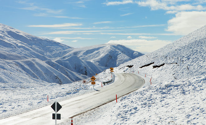 Nieuw-Zeeland skigebieden zijn doorgaans toegankelijk door een camper, maar het is beter om je geluk niet te proberen als de weg sneeuwt ...