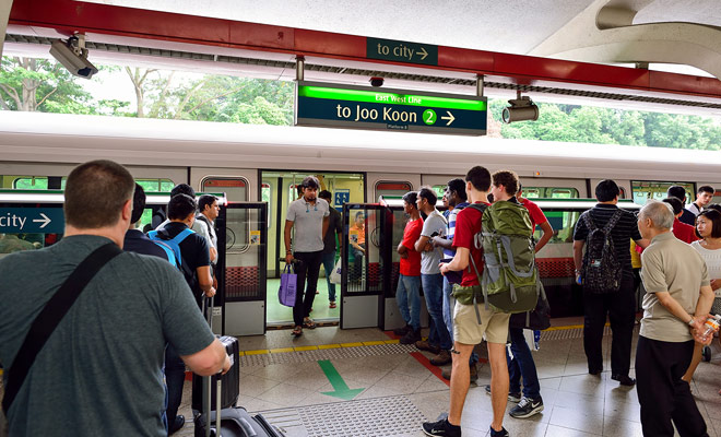 Om het centrum van Singapore vanaf het vliegveld te bereiken, kunt u een metro lijn zo schoon lenen, omdat het efficiënt en snel is.