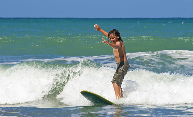 Er is geen leeftijd om te surfen en in tegenstelling tot wat er soms wordt gezegd, is surfen eigenlijk een populaire en goedkope sport.