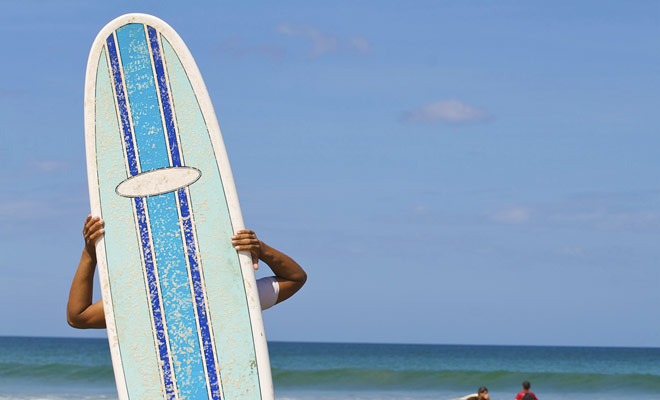 Als u nooit in uw leven hebt gezocht, wordt het aanbevolen om lessen te nemen en de aanbevelingen van de monitor te volgen om een ​​surfplank te kiezen.