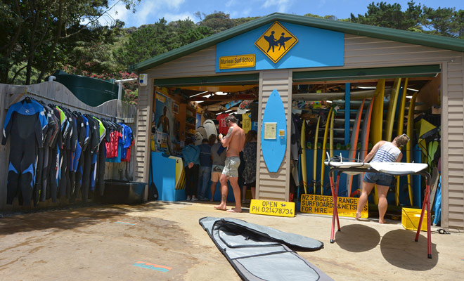 De beste surfscholen in het land zijn in Raglan op het Noordeiland en in Saint Clair op het Zuidereiland.