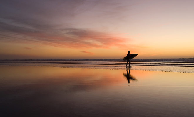 Reizen naar de andere kant van de wereld, je moet de kans gebruiken om sport te proberen die je niet de rest van het jaar oefent. Surfen maakt deel uit van deze disciplines die je minstens één keer in je leven moet proberen.