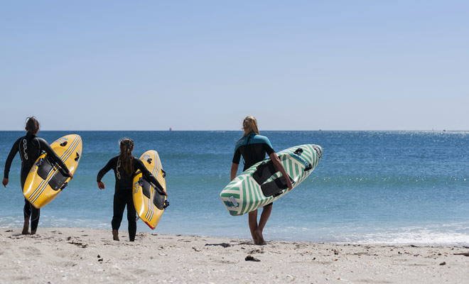 De surfinstructeurs stellen dat drie uur voldoende zijn om op een bord te staan, maar ze vertellen je niet hoe lang ... Het zal een paar lessen doen om te beginnen staan.