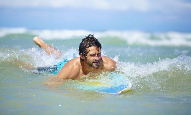 Je zou het verkeerd hebben om de golven in Nieuw-Zeeland niet te proberen, omdat aan alle voorwaarden voor deze sport voldaan is, beginnend met de aanwezigheid van veel surfscholen.