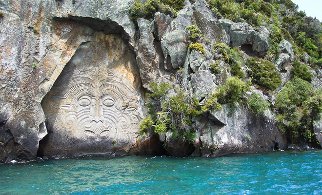 Il kayak consente l'accesso a luoghi di difficile accesso, come le grotte marine o le rocce scolpite come a Taupo.