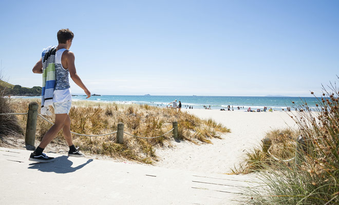 Als u het Noord-eiland bezoekt, vergeet uw zwembroek en een strandhanddoek niet, zodat u kunt zwemmen waar het water warm genoeg is, zoals bijvoorbeeld in Tauranga.