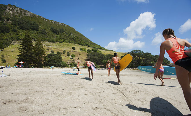 Het Mount Maunganui strand in Tauranga herbergt regelmatig de wereld surfen kampioenschappen. Het is ook een ideaal strand om lessen te maken met een gecertificeerde surfschool.