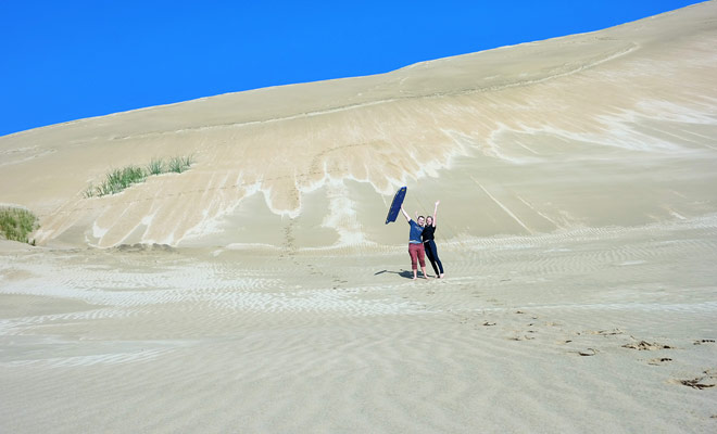 Alla punta settentrionale della Nuova Zelanda si trovano le dune di sabbia di Te Paki. È possibile navigare lungo le dune con una tavola da surf!