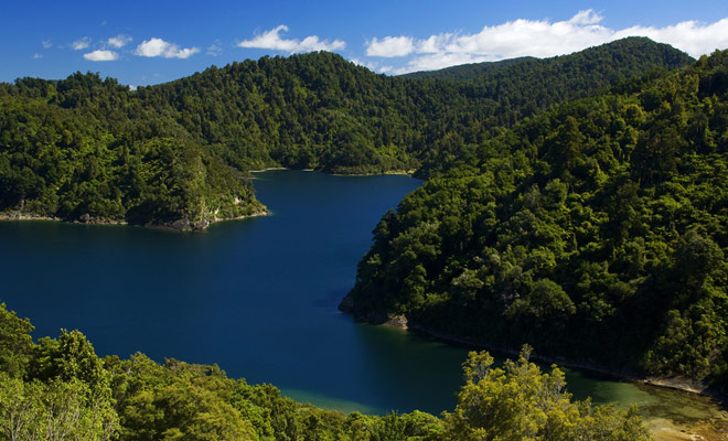 Dit 54 km2 meer ligt in Nationaal Park Te Urewera, en de naam betekent dat