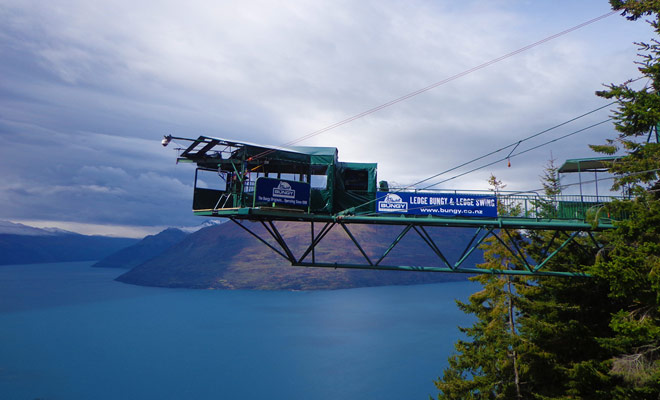 De ledge is een springpunt dat uitkijkt op de stad Queenstown en presenteert twee originele aspecten. Het is mogelijk om 's nachts te springen en met een bevestiging van het elastiek naar de taille, die op verschillende manieren kan springen.