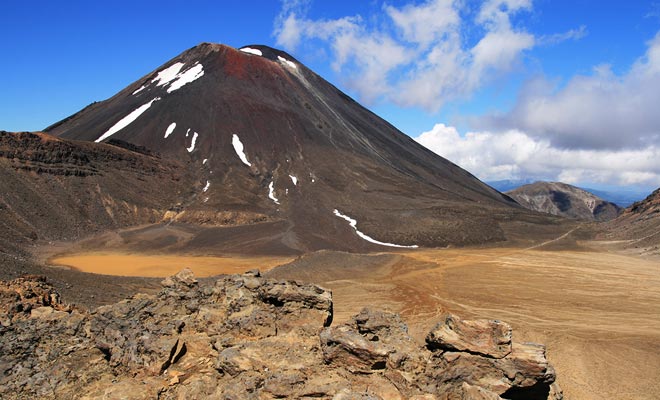 Se sei giovane e sano, dovresti attraversare i 19,6 chilometri di Tongariro Alpine Crossing senza problemi. D'altra parte, se si inizia ad invecchiare e non pratica alcun sport, è meglio allenarsi prima di venire.