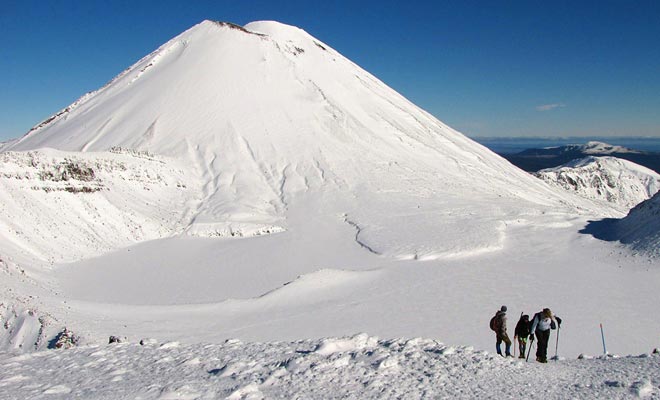 De wandeling kan in de winter gedaan worden, maar alleen in het kader van een berggids. Het zal nodig zijn om krampjes te dragen voor bepaalde stadia. Ik ging door de tocht op de eerste dag van de lente toen er nog sneeuw was en de moeilijkheid was veel groter dan in de zomer.