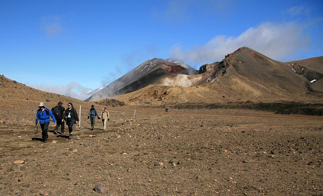 Als de wandeling gratis is, volgt de Tongariro Alpine Crossing route geen lus. Met andere woorden, het is nodig dat er bij de aankomst een pendeldienst komt en u op het einde van de dag repatriëreert. De rit kost u minimaal $ 20 per deelnemer.