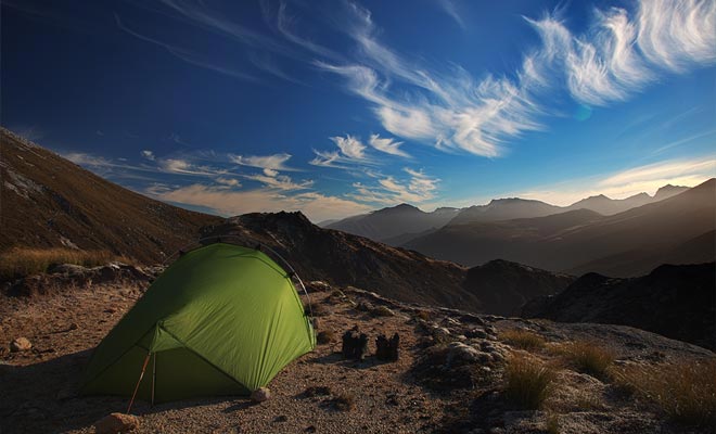 Vrijheid camping is wettelijk, maar soms geregeld in toeristische plaatsen. Het is noodzakelijk om voor het kamperen te informeren.