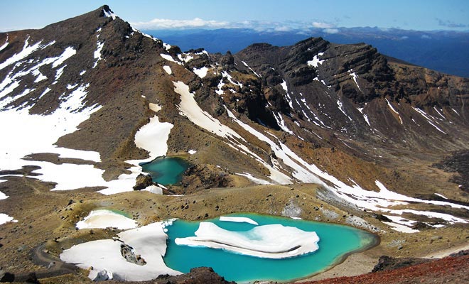 De Tongariro Crossing is een tocht die veel van het jaar zonder gids kan worden gedaan. Maar in de winter zullen de turquoise meren onder het ijs verborgen zijn en een gids wordt sterk aanbevolen.