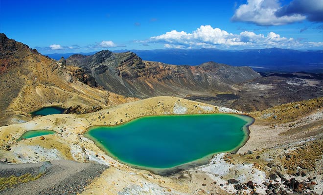 Het water van de turquoise meren is niet drinkbaar. Het rookt licht door de vulkanische activiteit. Onmogelijk om hier te baden, natuurlijk.