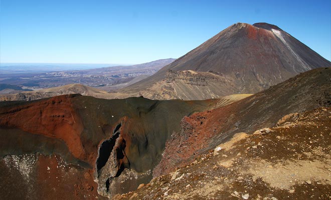 De spectaculaire rode kleur van de krater hangt samen met de aanwezigheid van ijzeroxide. Het komt uit vulkanische activiteit, en is ook gevonden op het White Island.