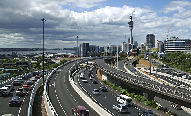 Verkeersopstopping beïnvloedt alleen grote steden zoals Auckland. Het begin en het einde van de dag moeten worden vermeden wanneer werknemers de stad binnenkomen of verlaten. In de provincies worden de paar verkeersjassen veroorzaakt door veestapelen.