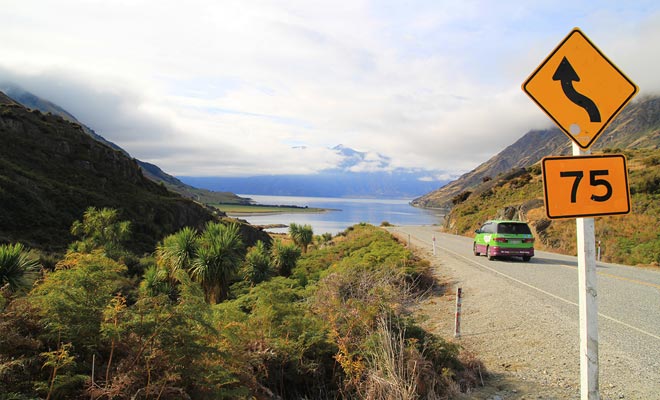 In un paese con sollievo vulcanico (la Nuova Zelanda è una successione di cavità e urti), è necessario rimanere vigili sulla strada. È meglio smettere di godere del paesaggio che di rischiare di avere un incidente.