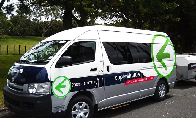 De supershuttle is een pendeldienst van uw hotel naar het vliegveld (en vice versa), dat is bijzonder handig in de avond wanneer het busnetwerk niet meer werkt en taxi's worden overweldigd.