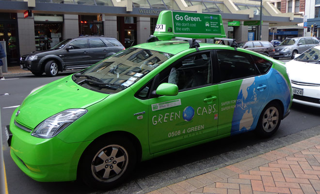 Auckland's Green Cab taxis zijn gemakkelijk te herkennen dankzij hun groene kleur. U kunt ze lenen om naar het vliegveld of naar uw hotel te komen.