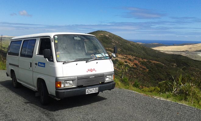 De vraag over het kopen van een voertuig (een minibus, een kampeerwagen of een auto) komt normaal gesproken alleen voor als u voor een aantal maanden in Nieuw-Zeeland wilt verblijven. Na drie maanden, naast de winstgevendheid, kan de operatie naar de fiasko gaan als u geen koper voor vertrek kunt vinden. In dit geval hoeft u uw voertuig alleen maar te verkopen of te verlaten voor een paar dollar.