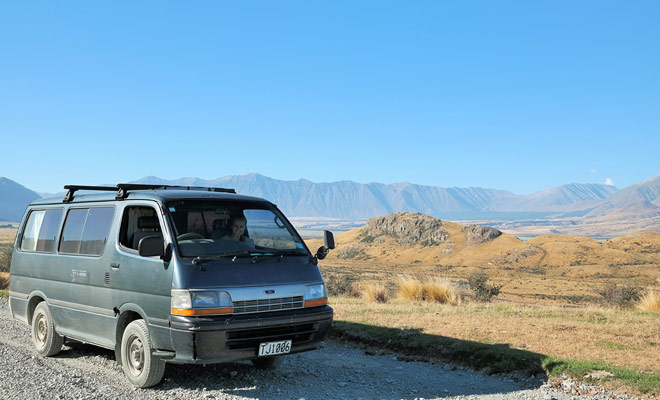 Il mini-furgone Toyota Hiace di Julie e Quentin tiene la distanza senza problemi. Ciò dimostra che è spesso meglio pagare un prezzo più elevato per avere qualcosa a cui fidarsi.