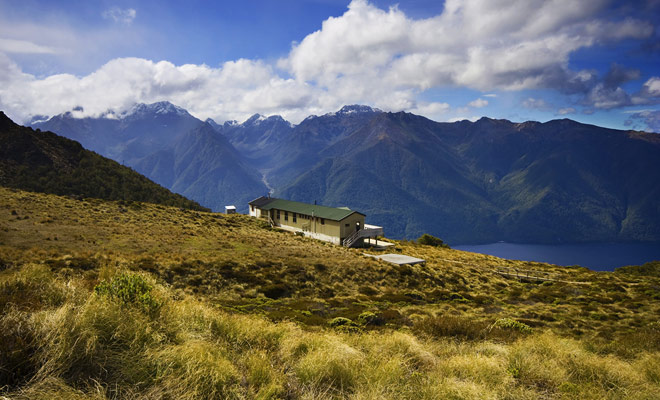 De lange wandelingen, met name die van de Tien Grote Wandelingen van het Ministerie van Conservering, duurt gemiddeld 3 tot 5 dagen. U kunt de nacht onder de sterren doorbrengen in campings of genieten van toevluchtsoorden (meestal betalen).