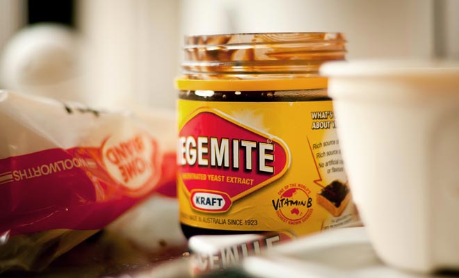 De Vegemite is een concentraat van zeer zoute biergist, het equivalent van de marmiet.