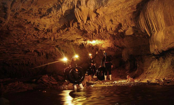 Il fiume sotterraneo di Ruakuri è l'occasione ideale per essere trasportata dalla corrente, comodamente installata su una camera d'aria.