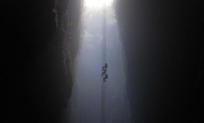 La discesa nel Tomo della Grotta di Ruakuri è al programma se si sceglie di visitare l'Acqua Nera.